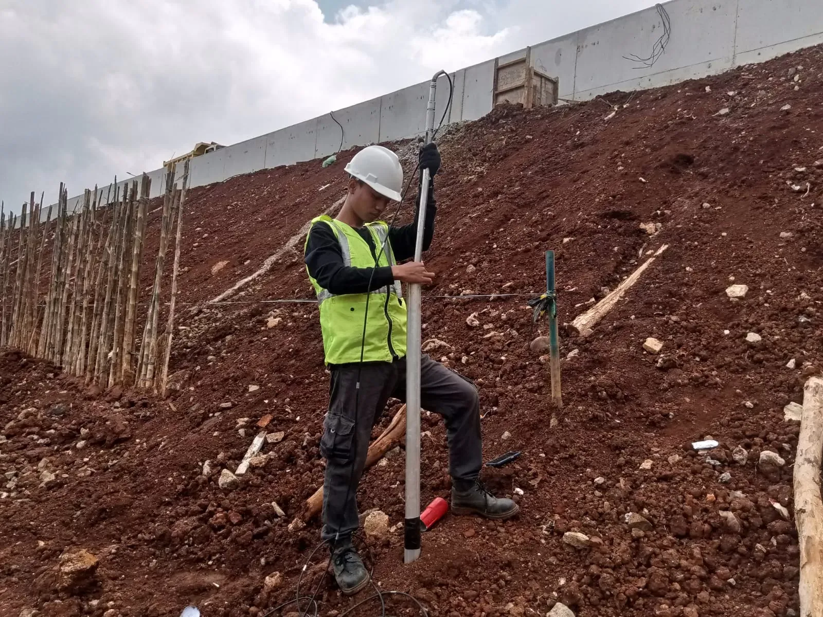 Instalasi Monitoring Inclinometer di Proyek Tol Depok Antasari 9 - ITG Indonesia